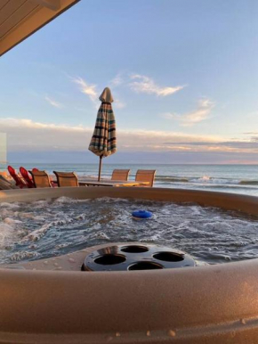 ON THE SAND!! Private Beach! OCEAN FRONT HOT TUB!!